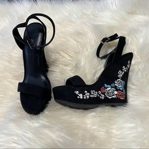 Wild Diva Lounge Embroidered Wedges Size 8.5 black